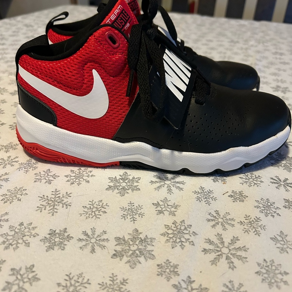 Nike Team Hustle D8 GS Black University Red